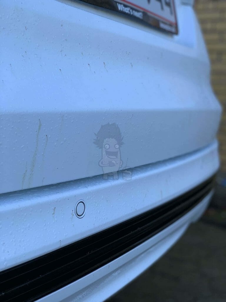 Fjern asfalt fra bil med tjærefjerner