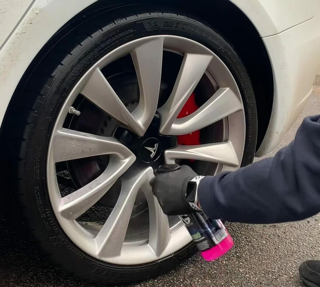 Fælgrens sprøjtes på