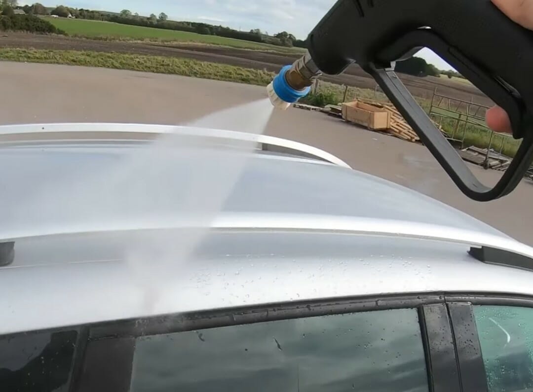 Vask bilen med rent vand