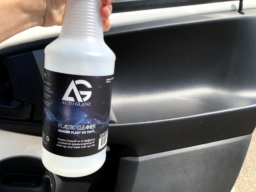 Auto Glanz Plastic Cleaner sprøjtes på