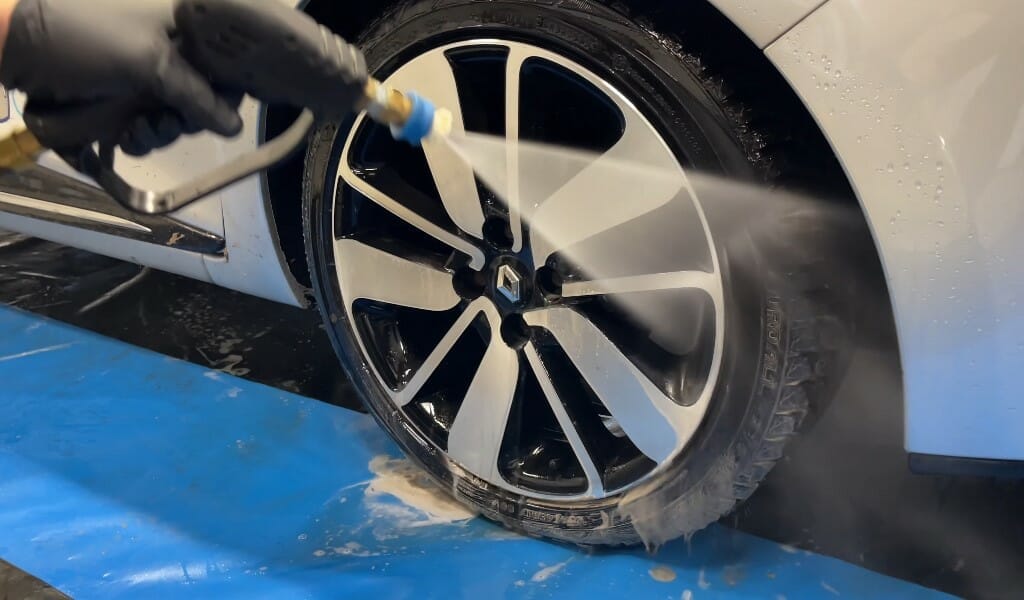 Dækket skylles rent