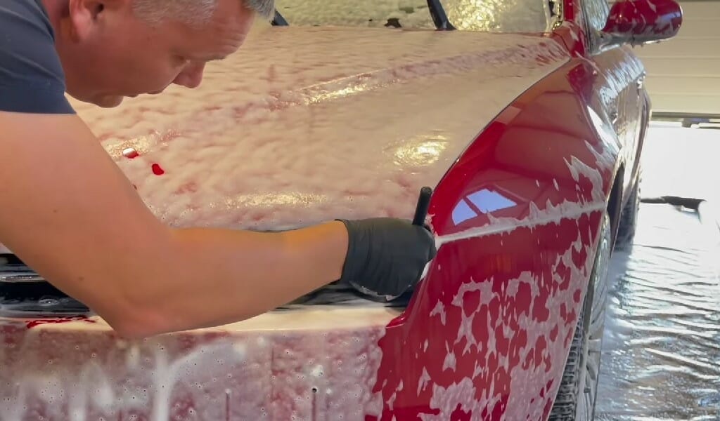 Vask af bil inden polering