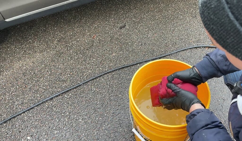 Bilvask med kun en vaskespand Bilvask med kun en vaskespand