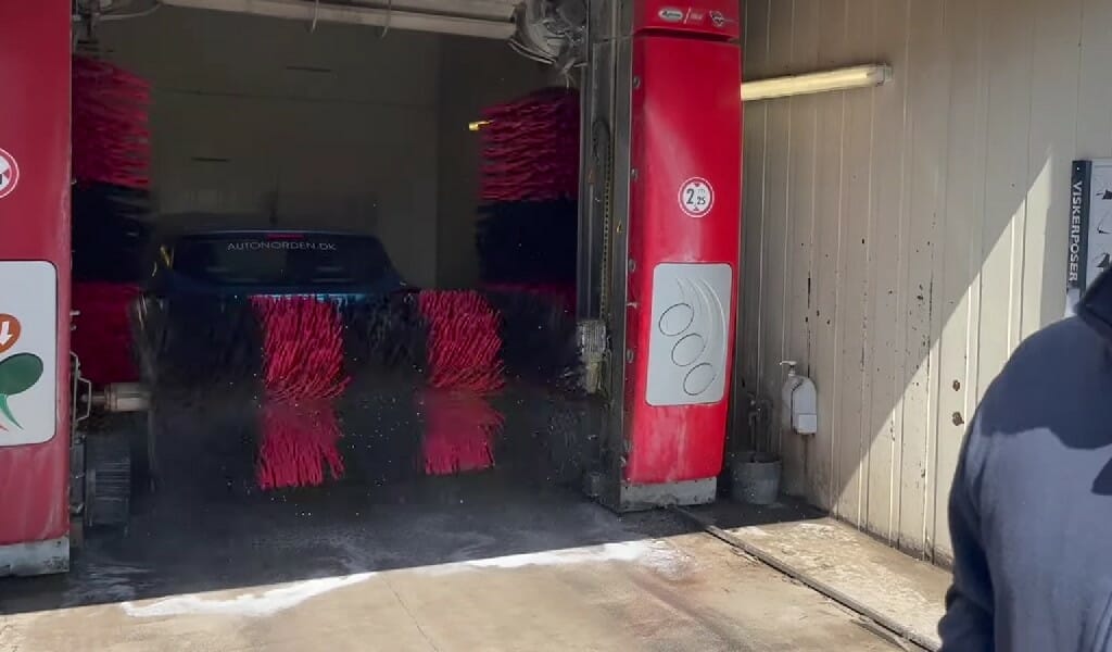 Vask af bil i vaskehallen