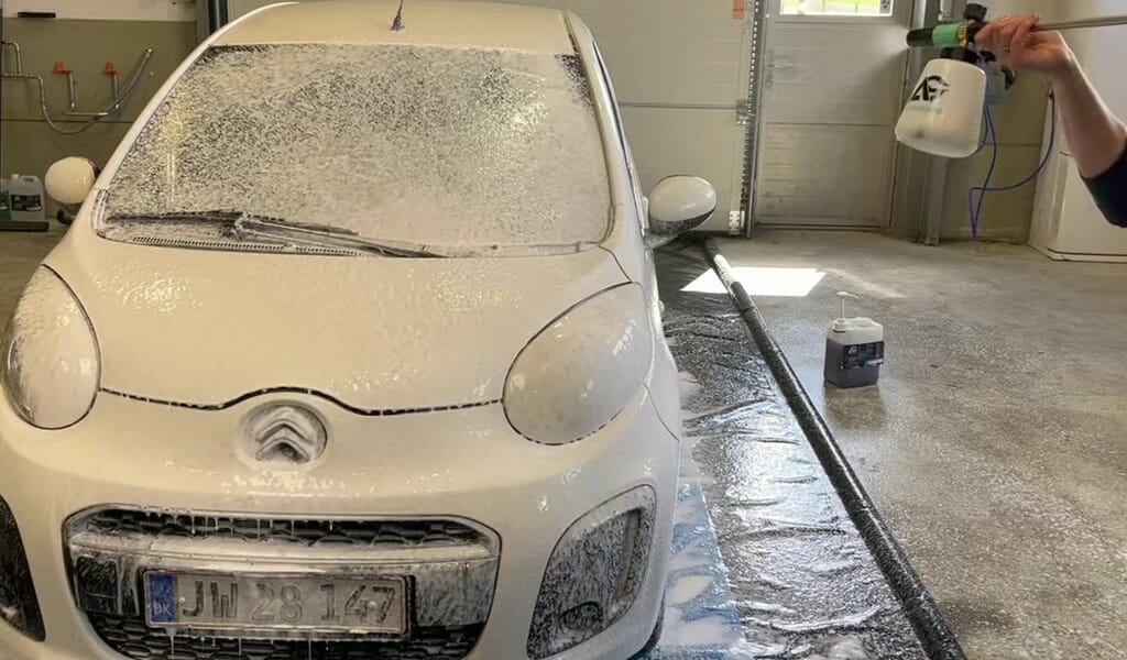 Autoshampoo på bilen inden skumbooster